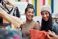 Wühltische und Aktionsregale zum Geld sparen