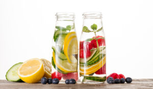 Natürlich erfrischt: Wasser mit Geschmack durch Früchte, Kräuter & Tee