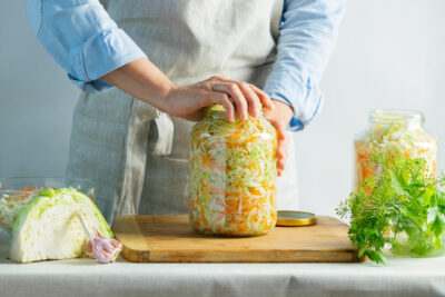 Fermentieren: Tipps & Wirkung von Sauerkraut, Kimchi und Kefir
